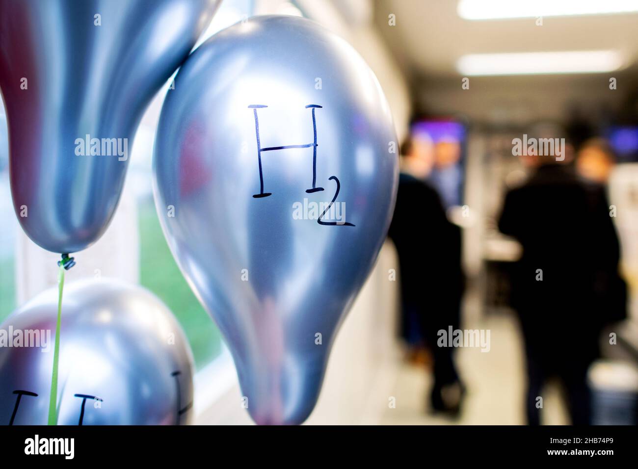 Bremerhaven, Germany. 17th Dec, 2021. Balloons with the chemical ...