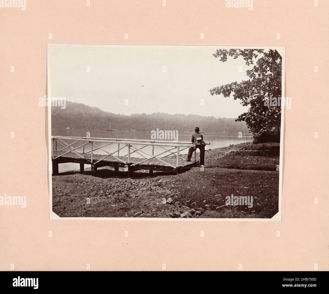 Man looking out over the water ('Sehnsucht nach der Heimat'), C. Dietrich (fotograaf), c. 1875 - c. 1880, paper, albumen print, height 156 mm × width 208 mm Stock Photo