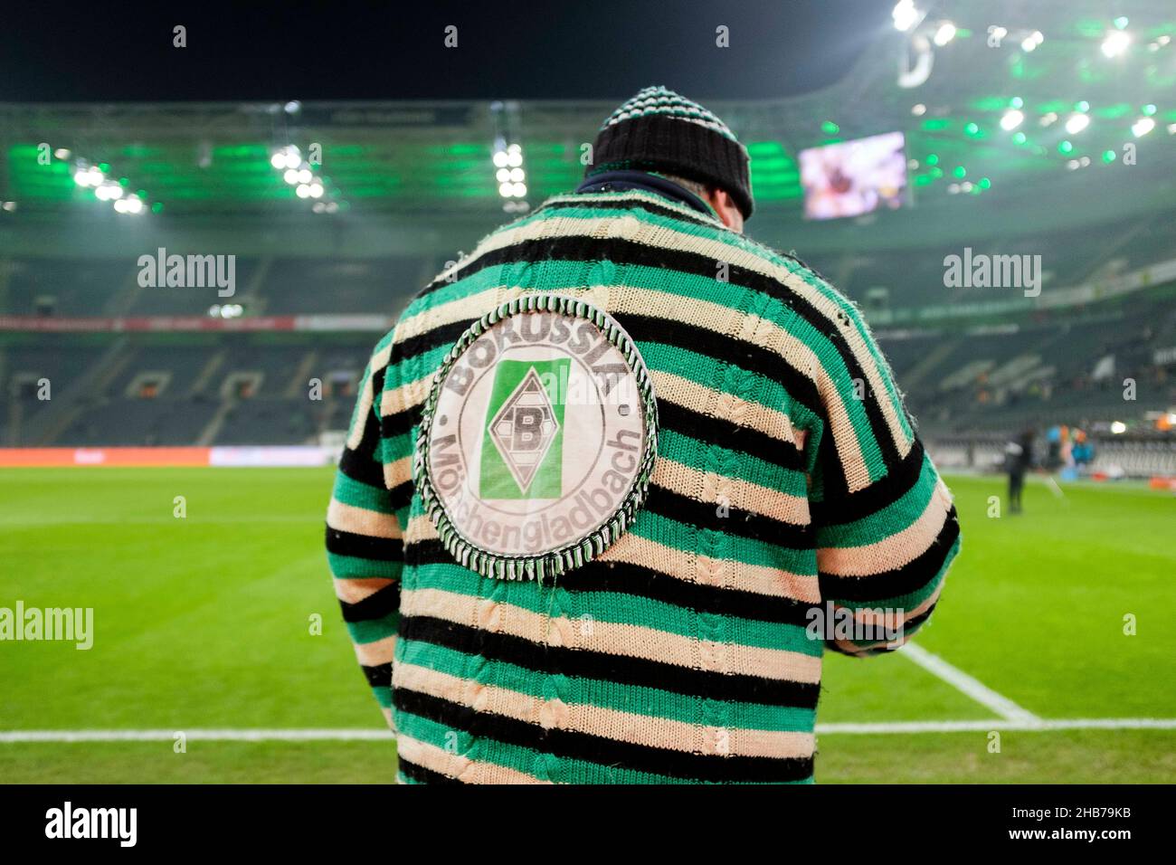 An MG fan with a self-knitted sweater and hat with a large MG logo on the back, handmade, football 1. Bundesliga, 16th matchday, Borussia Monchengladbach (MG) - Eintracht Frankfurt (F) 2: 3, on December 15, 2021 in Borussia Monchengladbach/Germany. #DFL regulations prohibit any use of photographs as image sequences and/or quasi-video # Â Stock Photo