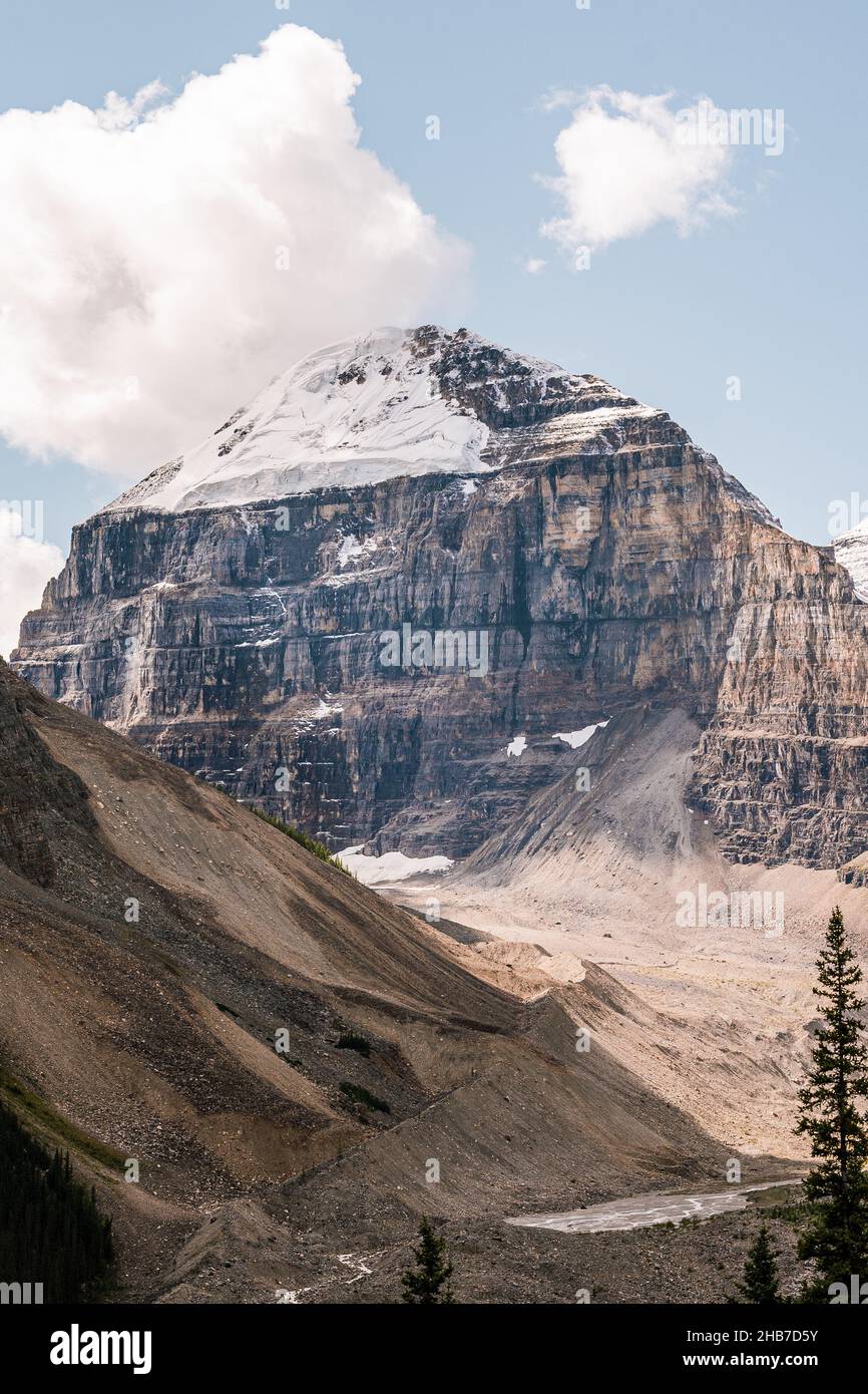 Vertical beautiful shot rocky hi-res stock photography and images - Alamy