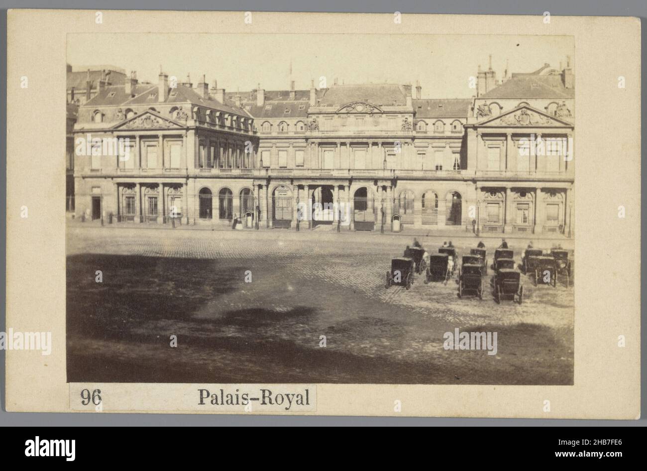 Palais-Royal, Paris, Palais Royal (title on object), Carte-de-visite, so-called instantanée, showing early street view of the Palais-Royal in Paris, with moving carriages and people walking., Martinet (fotograaf) (mentioned on object), Paris, c. 1865, cardboard, paper, albumen print, height 101 mm × width 64 mm Stock Photo