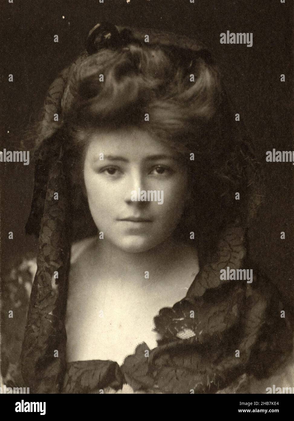 Portrait of an unknown young woman, M. Shadwell Clerke (mentioned on object), England, 1900 - 1914, photographic support, cardboard, height 231 mm × width 108 mmheight 144 mm × width 180 mm Stock Photo