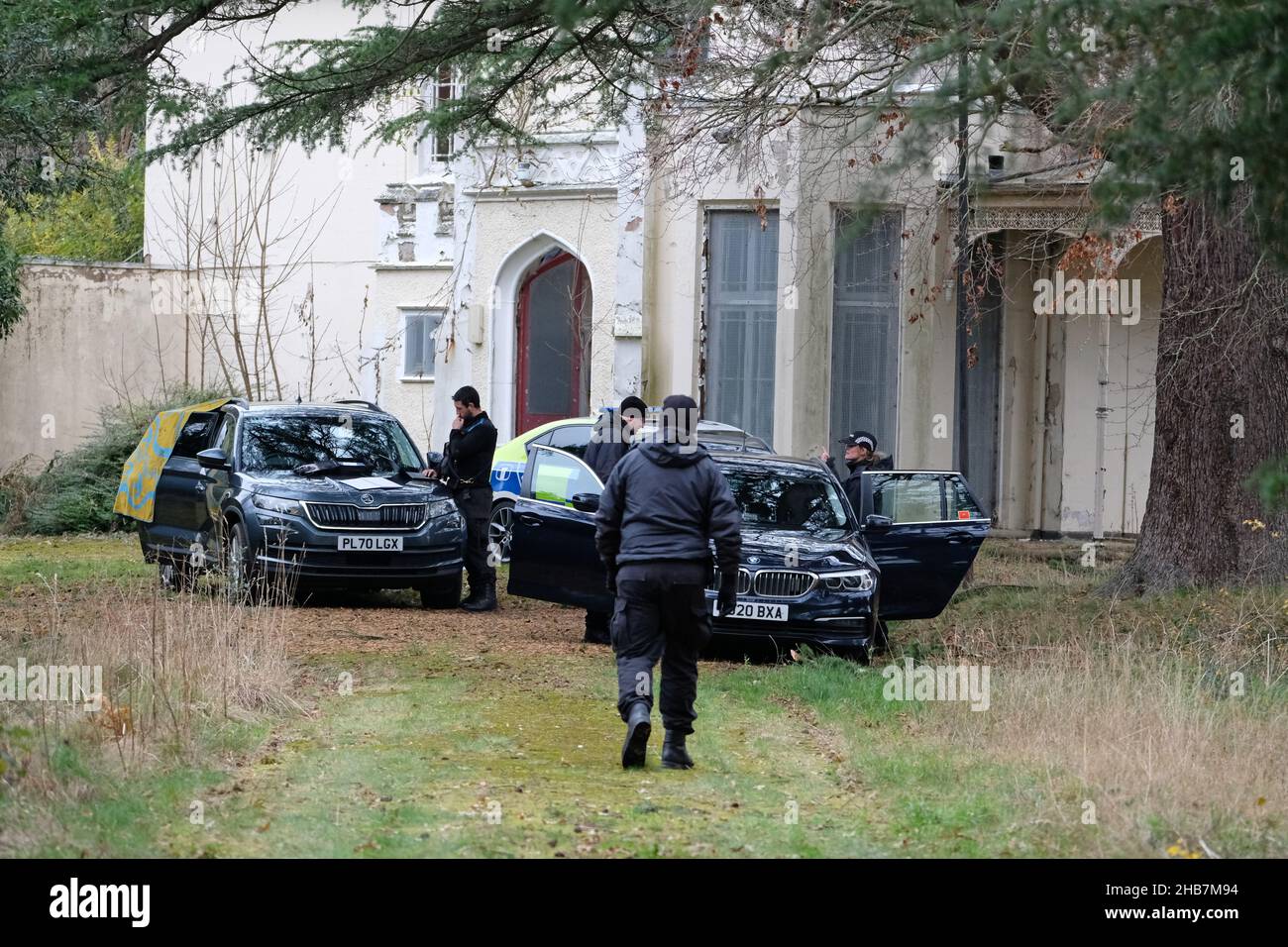 Hereford, Herefordshire, UK - Friday 17th December 2021 - Police officers search an empty property in the Venns Lane area of Hereford as part of their enquiry into missing person Janet Edwards - the 66 year old former nurse was last seen one week ago in Hereford on Friday 10th December 2021 - Photo Steven May / Alamy Live News Stock Photo