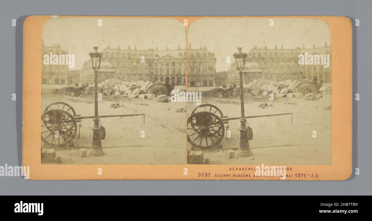 View of the remains of the downed Colonne Vendôme on the Place Vendôme in Paris, Colonne Vendôme abattue le 16 mai 1871 (title on object), Désastres de la guerre (series title), Jean Andrieu (possibly), Place Vendôme, in or after 16-May-1871, cardboard, albumen print, height 85 mm × width 170 mm Stock Photo