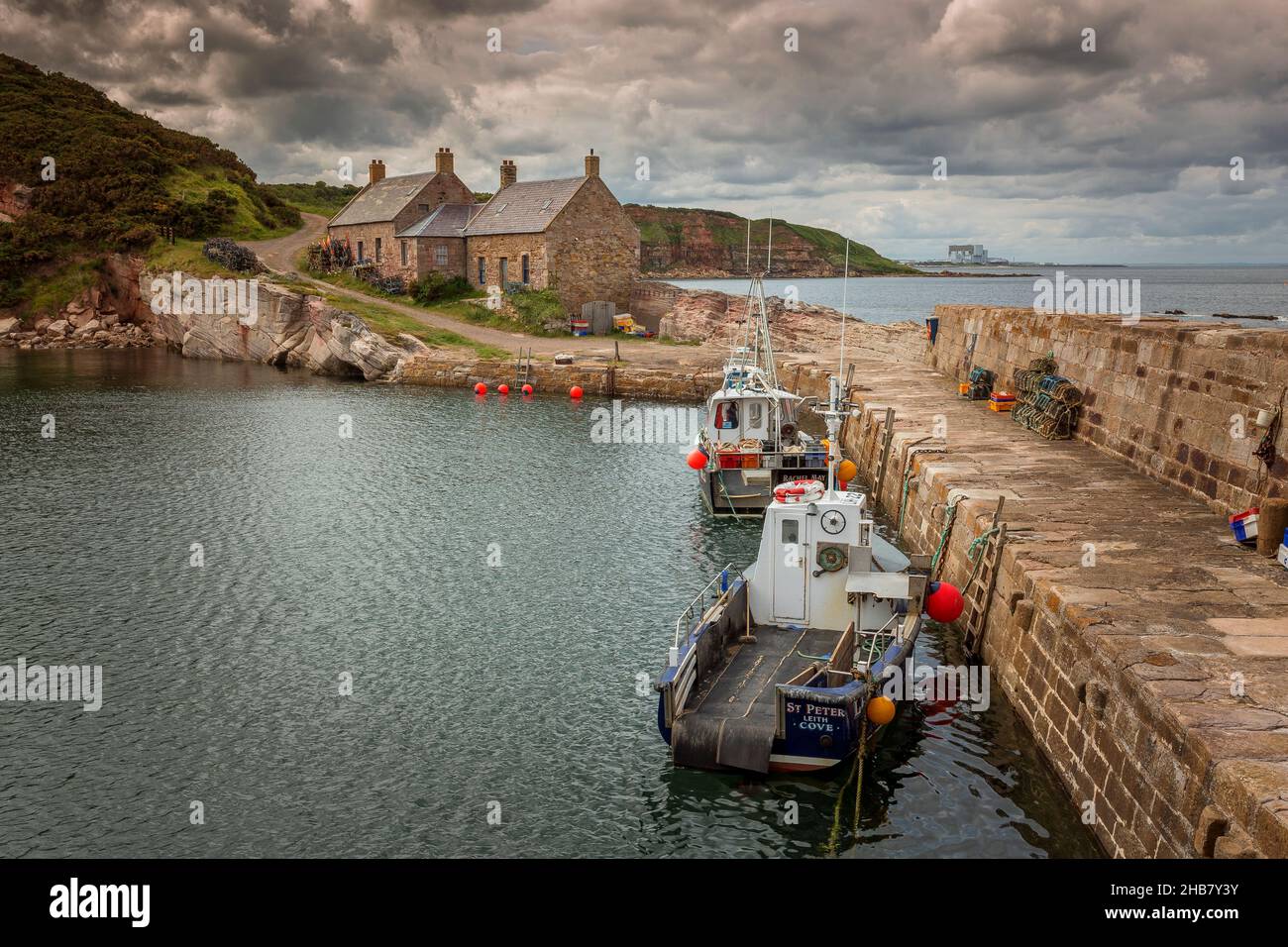 Cove harbour scotland hi-res stock photography and images - Alamy