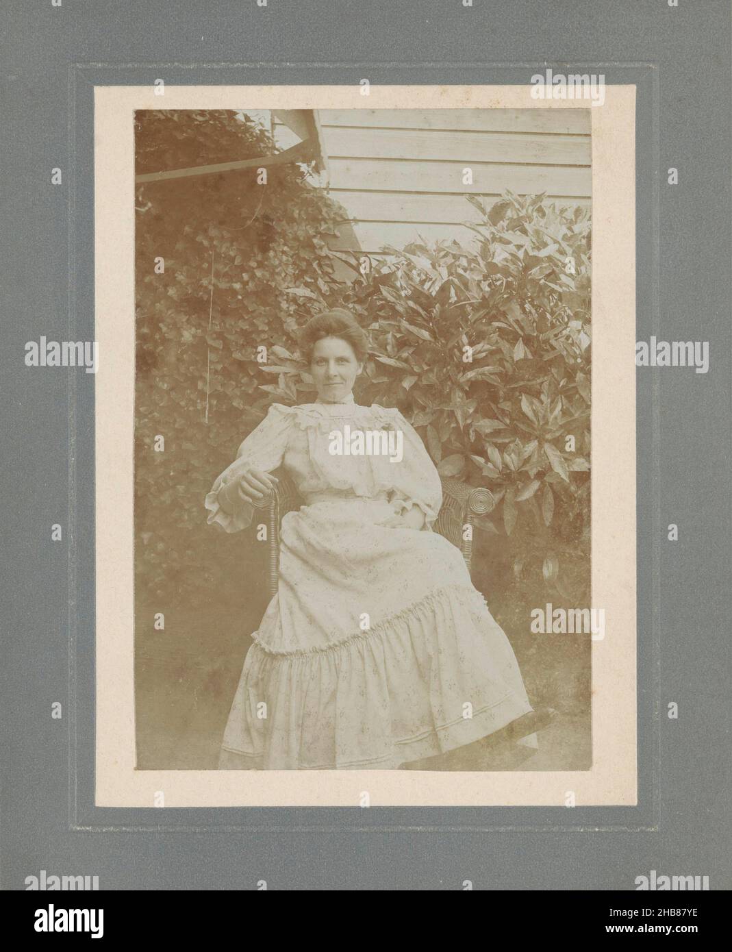 Portrait of an unknown woman in a garden, anonymous, Netherlands, Aug-1908, cardboard, photographic support, height 111 mm × width 76 mm Stock Photo