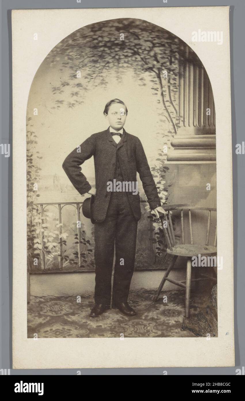 Portrait of an unknown young man with hat, Hermann Hartmann (mentioned on object), Frankfurt am Main, 1855 - 1885, cardboard, paper, albumen print, height 104 mm × width 64 mm Stock Photo