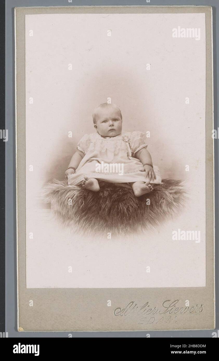 Portrait of Trijntje Kater, Jan Siewers (mentioned on object), Edam, 1890 - 1918, cardboard, baryta paper, height 103 mm × width 63 mm Stock Photo