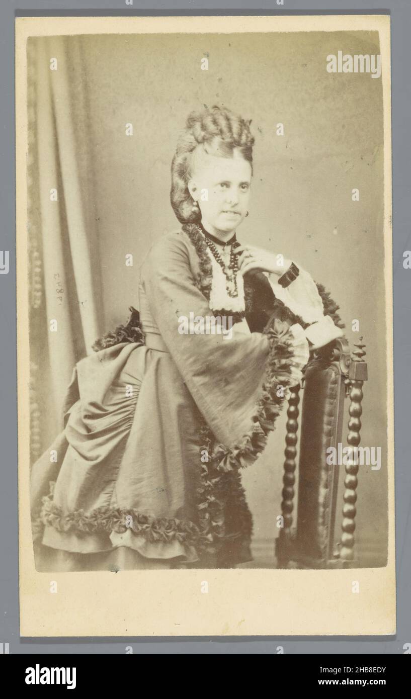 Portrait of an unknown woman, Elias Gottheil (mentioned on object), London, 1863 - 1883, cardboard, paper, albumen print, height 104 mm × width 63 mm Stock Photo