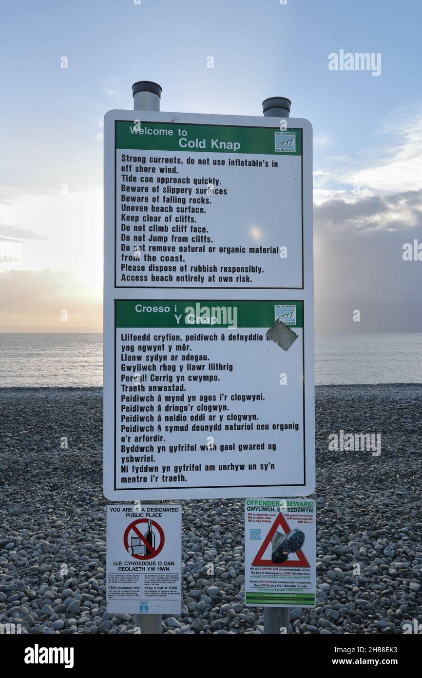 Signs In Welsh Bilingual welsh and english warning sign hi-res stock photography and ...