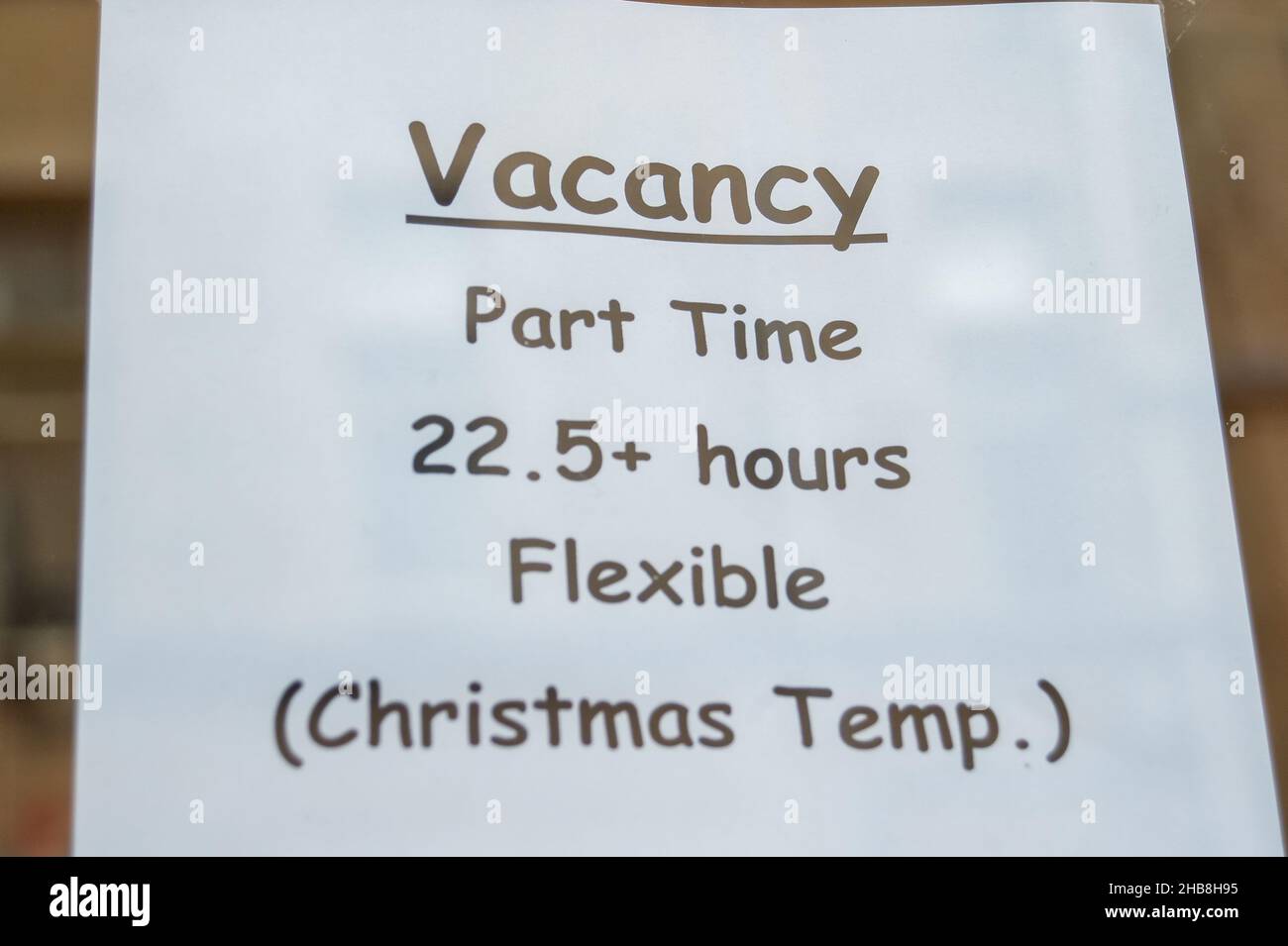 Windsor, Berkshire, UK. 17th December, 2021. A Christmas temp vacancy sign in a shop window as shops still struggle to recruit staff. Credit: Maureen McLean/Alamy Live News Stock Photo