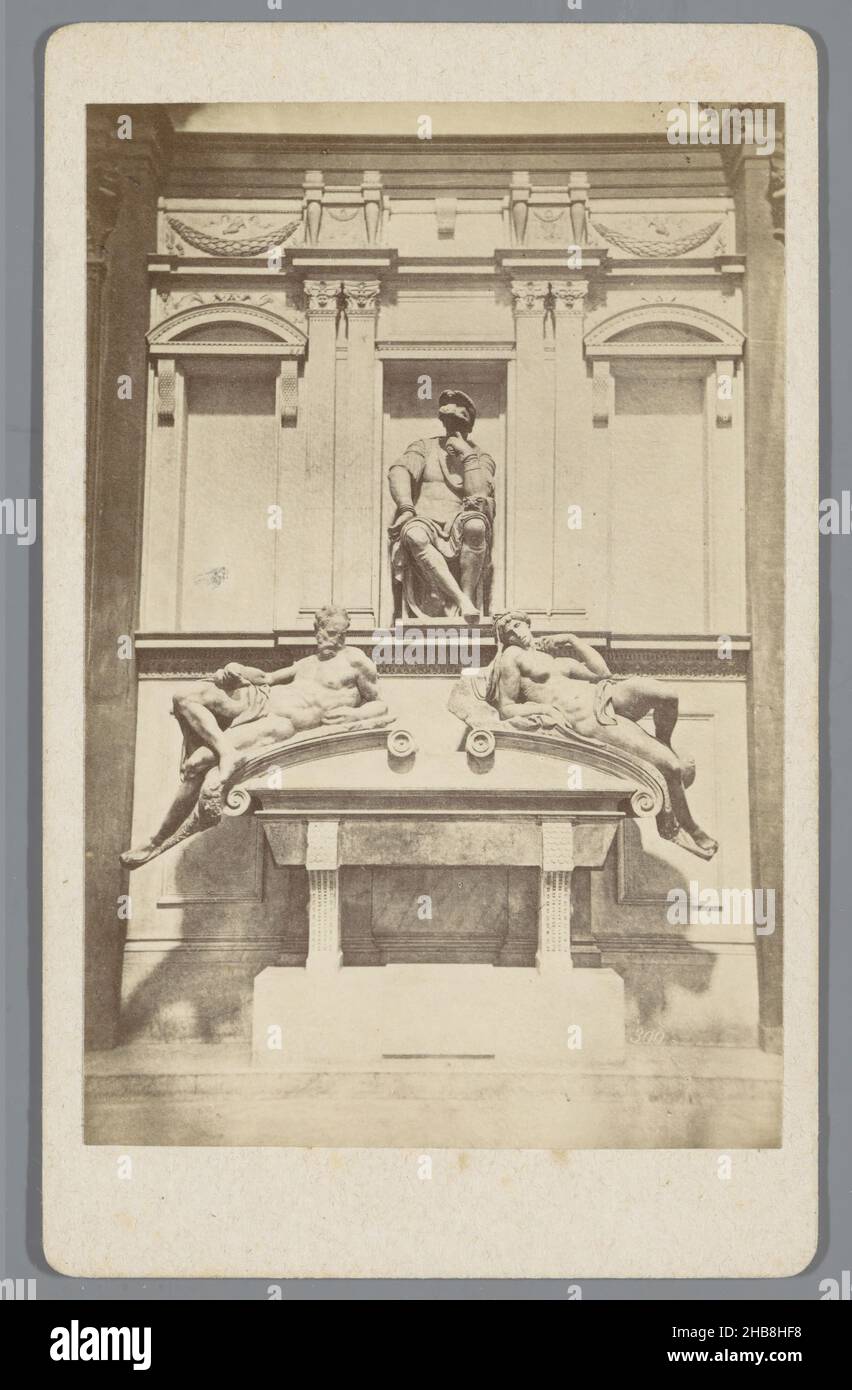 Medici chapel in the Sagrestia Nuova, St. Laurence's Basilica, Florence, Michel Angelo. Je Tombo dei Medici (title on object), Firenze (series title on object), anonymous, Michelangelo, Florence, 1855 - 1885, cardboard, paper, albumen print, height 102 mm × width 63 mm Stock Photo