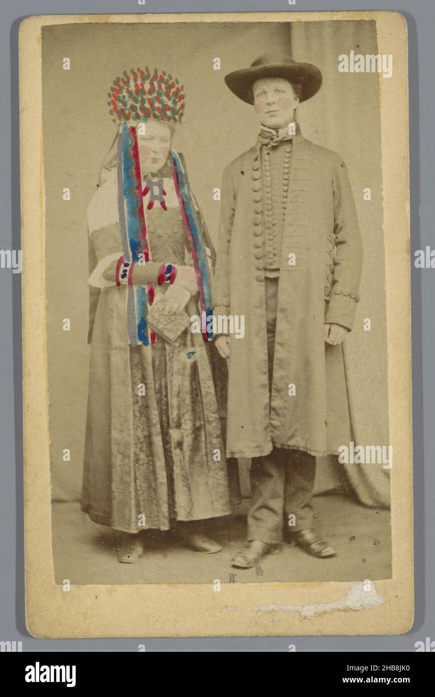 Portrait of an unknown bridal couple in Bückeburg costume, Bückeburger Bauern Brautpaar (title on object), anonymous, Bückeburg, 1854 - 1885, paper, cardboard, albumen print, height 105 mm × width 65 mm Stock Photo