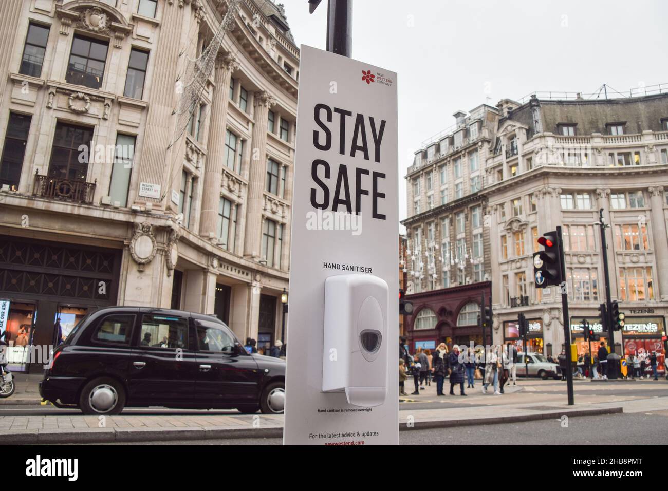 London, UK. 17th Dec, 2021. 'Stay Safe' signs with hand sanitisers have been installed in Oxford Circus, one of the capital's busiest areas, as the Omicron variant of COVID-19 spreads in the UK. (Credit Image: © Vuk Valcic/SOPA Images via ZUMA Press Wire) Credit: ZUMA Press, Inc./Alamy Live News Stock Photo