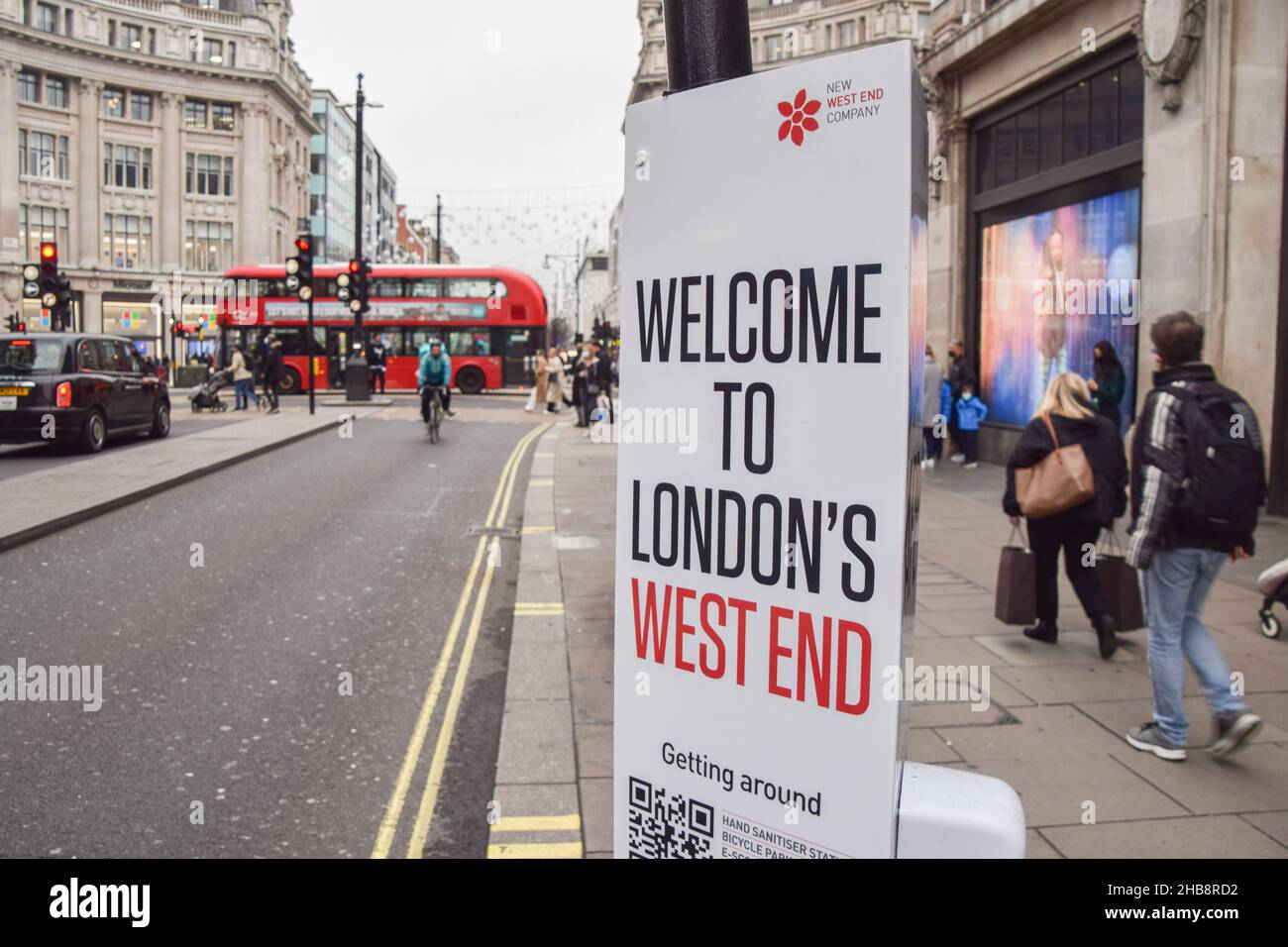 London, UK. 17th Dec, 2021. 'Welcome To London's West End' signs with hand sanitizers have been installed in Oxford Circus, one of the capital's busiest areas, as the Omicron variant of COVID-19 spreads in the UK. (Credit Image: © Vuk Valcic/SOPA Images via ZUMA Press Wire) Credit: ZUMA Press, Inc./Alamy Live News Stock Photo