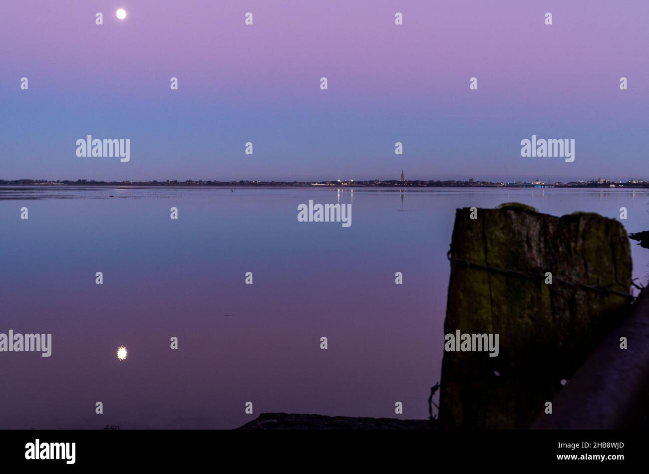 Angus, UK. 17th Dec, 2021. UK Weather, Montrose Basin, Angus, Scotland, UK 17th of Dec 2021: Pictured - The Montrose basin in Angus, as the sunsets and the moon rises to take its place, leading to a dramatic sky filled with colours, as the temperature drops to -1 tonight in Montrose. Credit: Barry Nixon/Alamy Live News/Alamy Live News Stock Photo