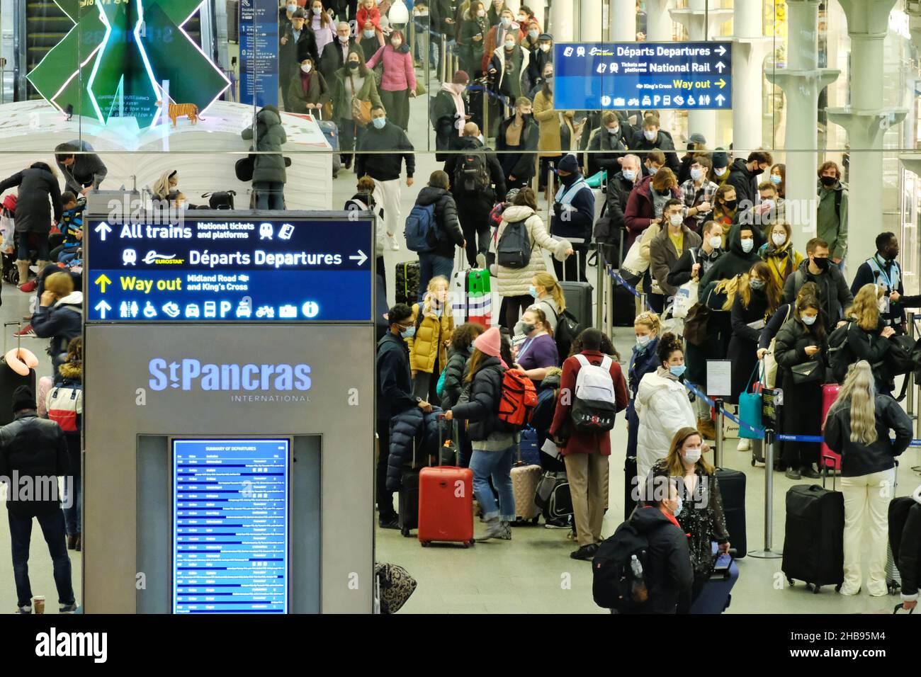 London, UK, 17th, Dec, 2021. Thousands of travellers rush to leave London via St Pancras Eurostar services ahead of France's non-essential travel ban coming into force after 11pm GMT and at midnight Paris time. The restrictions are a move to stop the spread of Omicron infections as the UK records 93,045 coronavirus cases today. After midnight, non-citizens and non-residents must provide a 'compelling reason' in order to enter France from the UK. Credit: Eleventh Hour Photography/Alamy Live News Stock Photo
