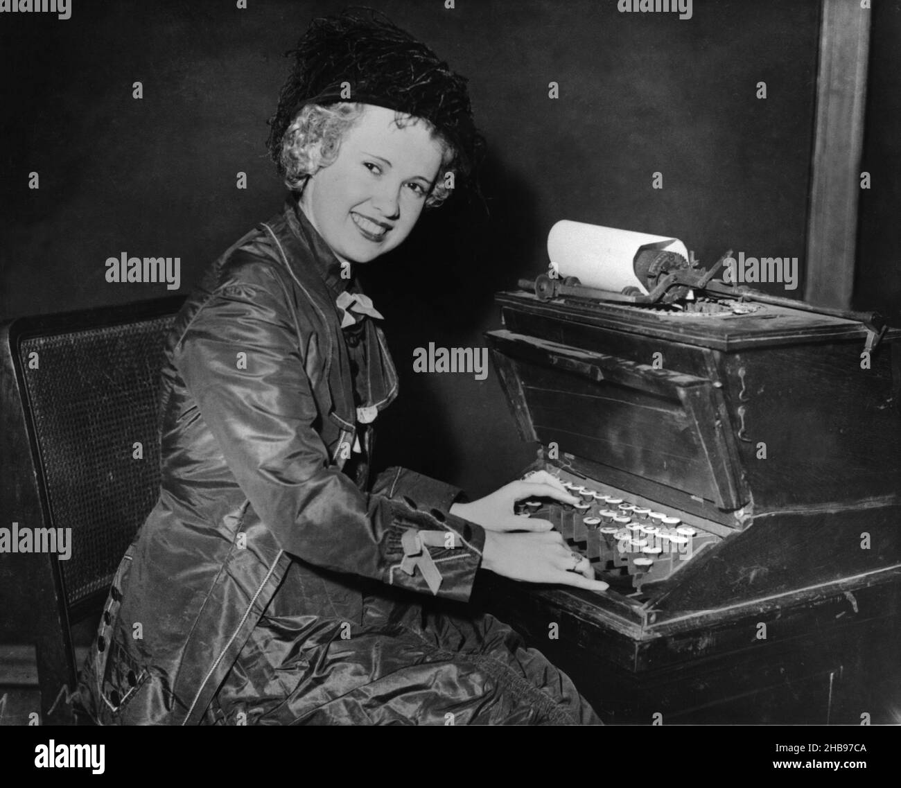 https://c8.alamy.com/comp/2HB97CA/miss-eileen-donehue-depicts-one-of-the-worlds-1st-typists-with-one-of-the-first-typewriters-at-60th-anniversary-of-the-typewriter-event-ny-circa-1933-2HB97CA.jpg