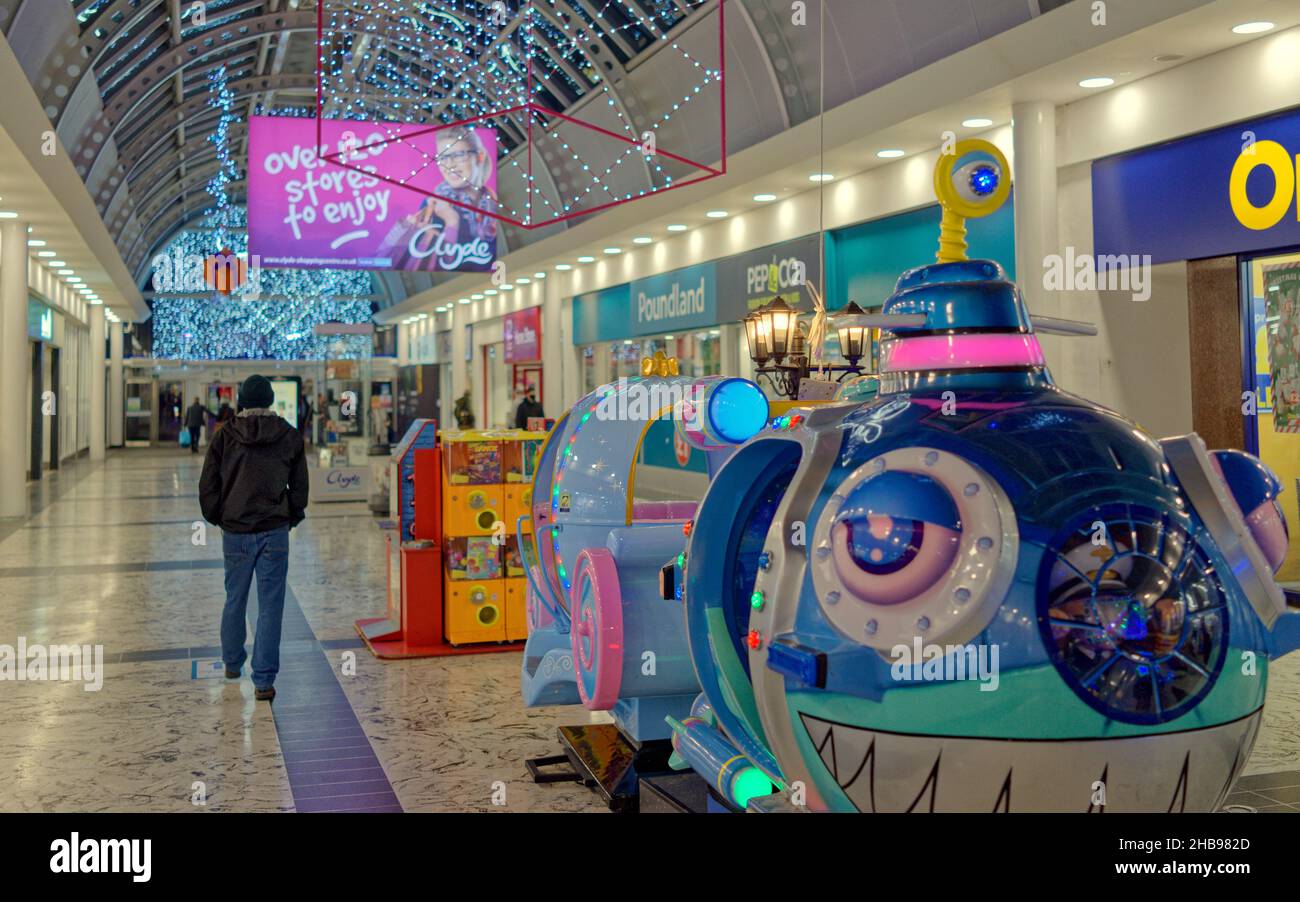 Clydebank , Glasgow, Scotland, UK 17th December, 2021. Christmas night