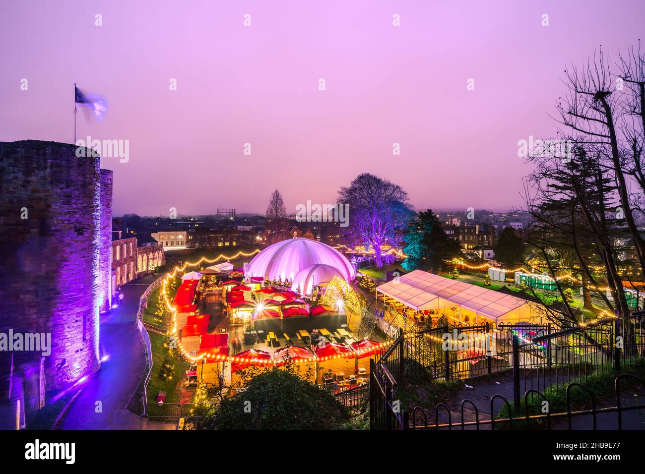 Tonbridge, Kent, UK, 17 December 2021. The castle grounds of Tonbridge Castle, Kent  hosts a Christmas Market with street food and events as shoppers opt for outdoor markets in favour of shops as covid rates rise Credit: Sarah Mott/Alamy Live News Stock Photo