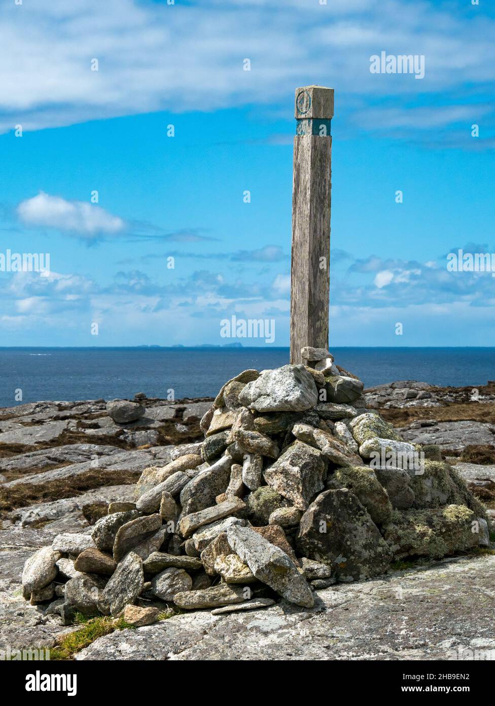 Old wooden waymarker post at the summit of Beinn an Toib on the footpath from Bosta to Tobson, Great Bernera, Isle of Lewis, Scotland, UK Stock Photo