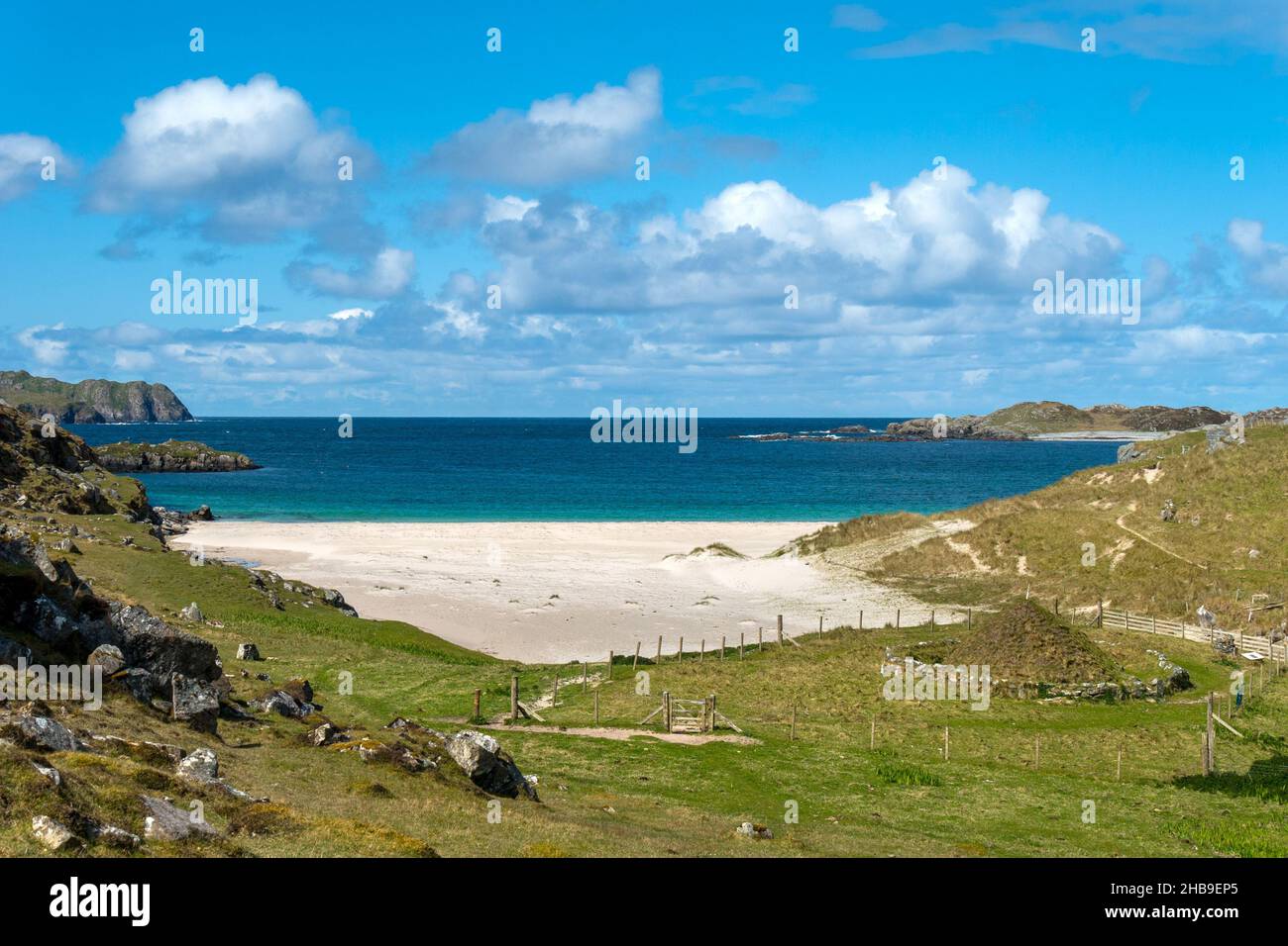 Reconstructed iron age house and sandy Bosta Beach (Camas Bostadh), Great Bernera (Bearnaraigh), Isle of Lewis in the Outer Hebrides, Scotland, UK Stock Photo