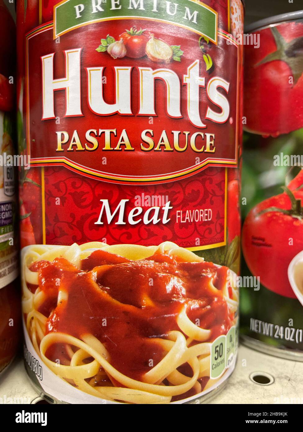 https://c8.alamy.com/comp/2HB9KJK/evans-ga-usa-12-17-21-spaghetti-sauce-on-a-grocery-retail-store-shelf-2HB9KJK.jpg