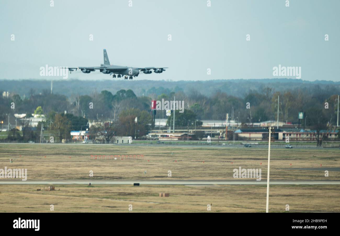 A B-52H Stratofortress lands at Barksdale Air Force Base, Louisiana, Dec. 13, 2021. The B-52 is a long range heavy bomber, able to perform many operations, from close air support strategic attack, to its high degree of versatility. (U.S. Air Force photo by Airman 1st Class William Pugh) Stock Photo