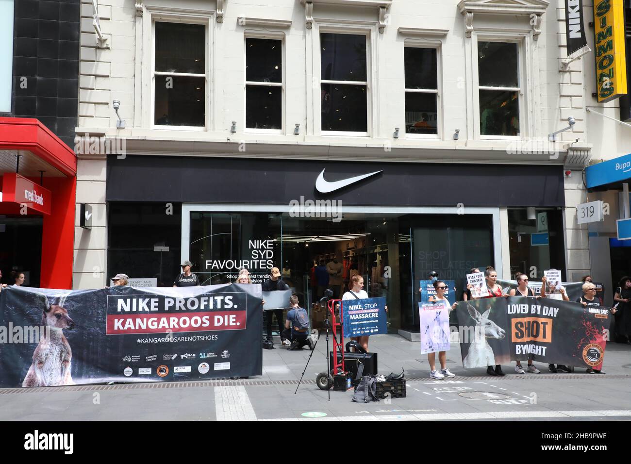 adviseren zout ondergeschikt Sydney, Australia. 18th December 2021. The Animal Justice Party held a  protest outside the Nike store at 319 George Street to raise public  awareness about the slaughter of kangaroos for Nike's shoes