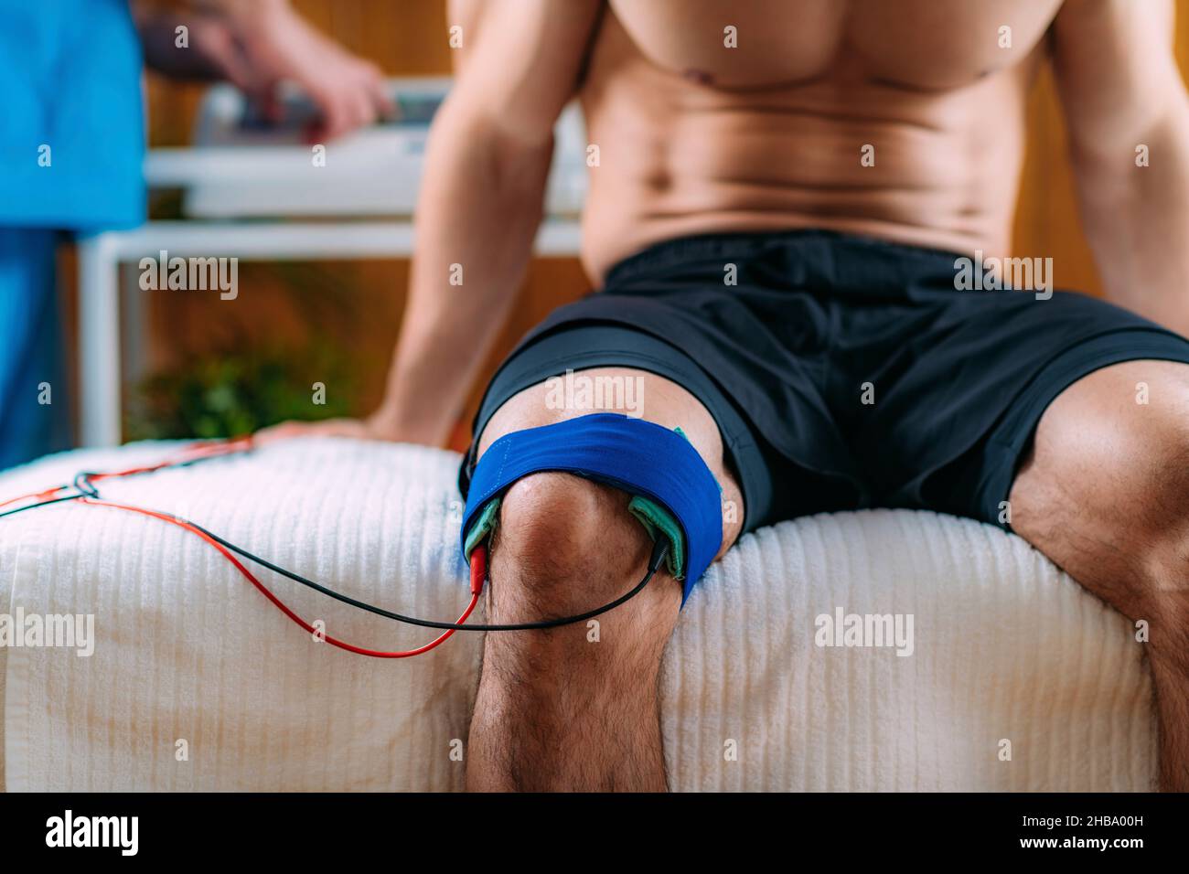https://c8.alamy.com/comp/2HBA00H/tens-transcutaneous-electrical-nerve-stimulation-knee-physical-therapy-2HBA00H.jpg