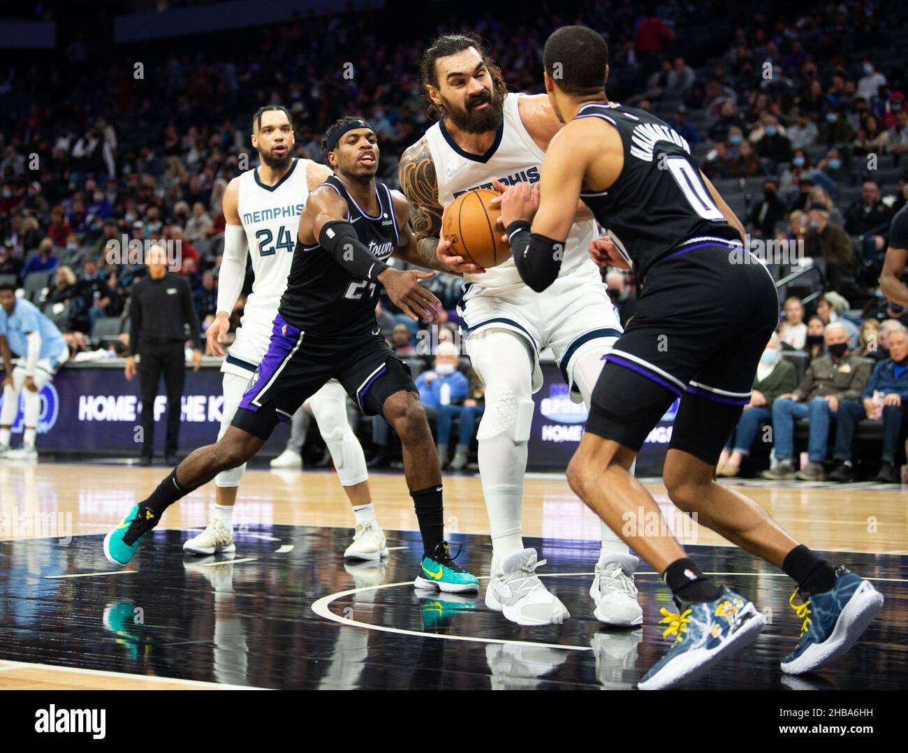 Sacramento, CA, USA. 17th Dec, 2021. Memphis Grizzlies center Steven Adams (4) battles Sacramento Kings guard Tyrese Haliburton (0) under the basket in the first half during a game at the Golden 1 Center on Friday, Dec 17, 2021, in Sacramento. (Credit Image: © Paul Kitagaki Jr. Credit: ZUMA Press, Inc./Alamy Live News Stock Photo