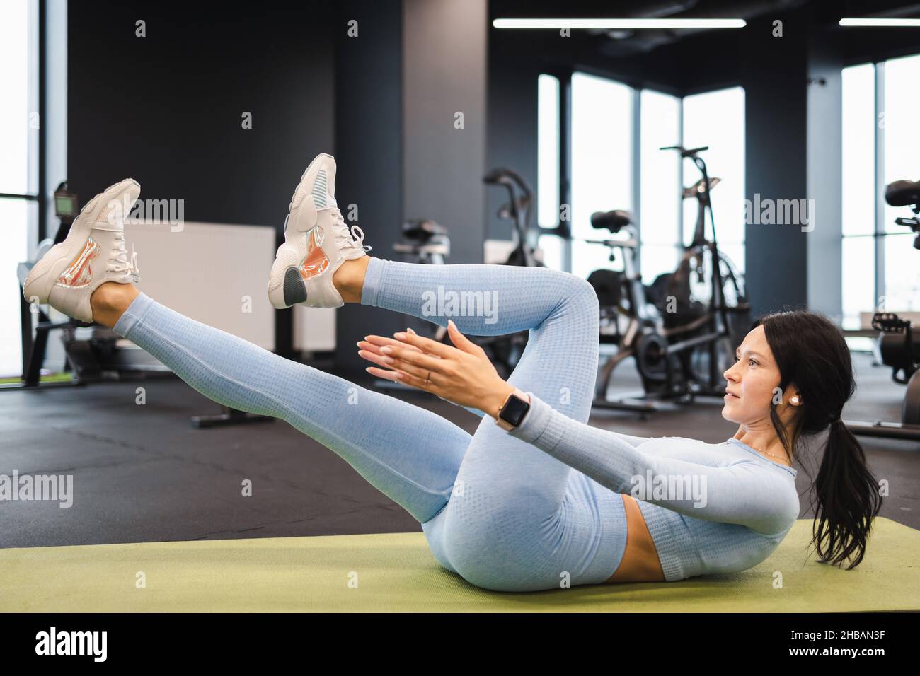 Female athlete doing abs exercising sit-ups Stock Photo - Alamy