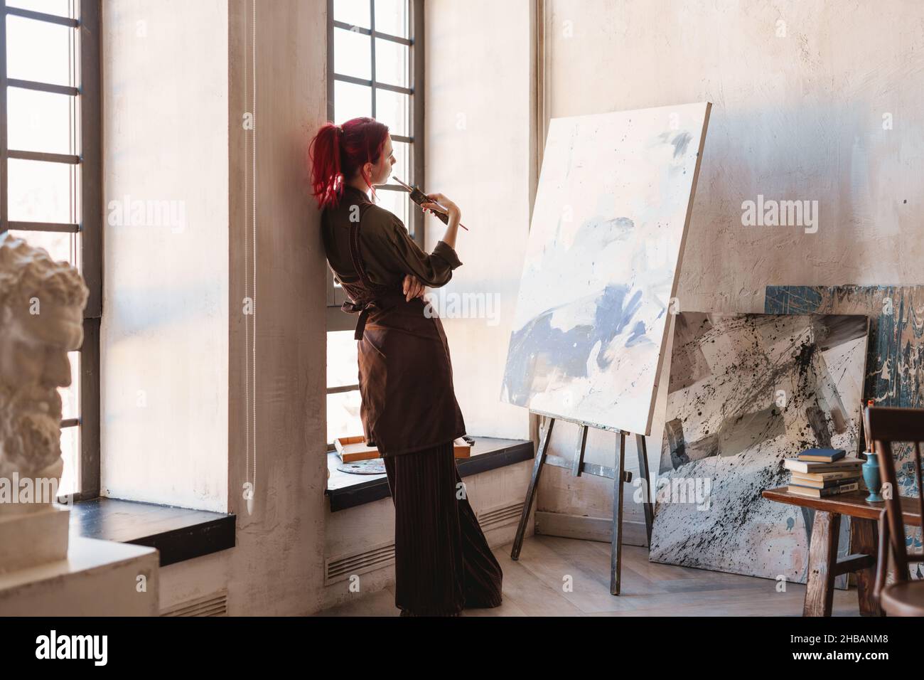 People standing in front of art hi-res stock photography and images - Alamy