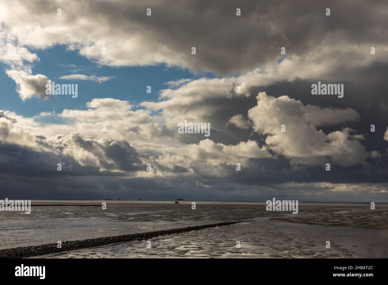 Dramatischer Himmel am Holmersiel Stock Photo