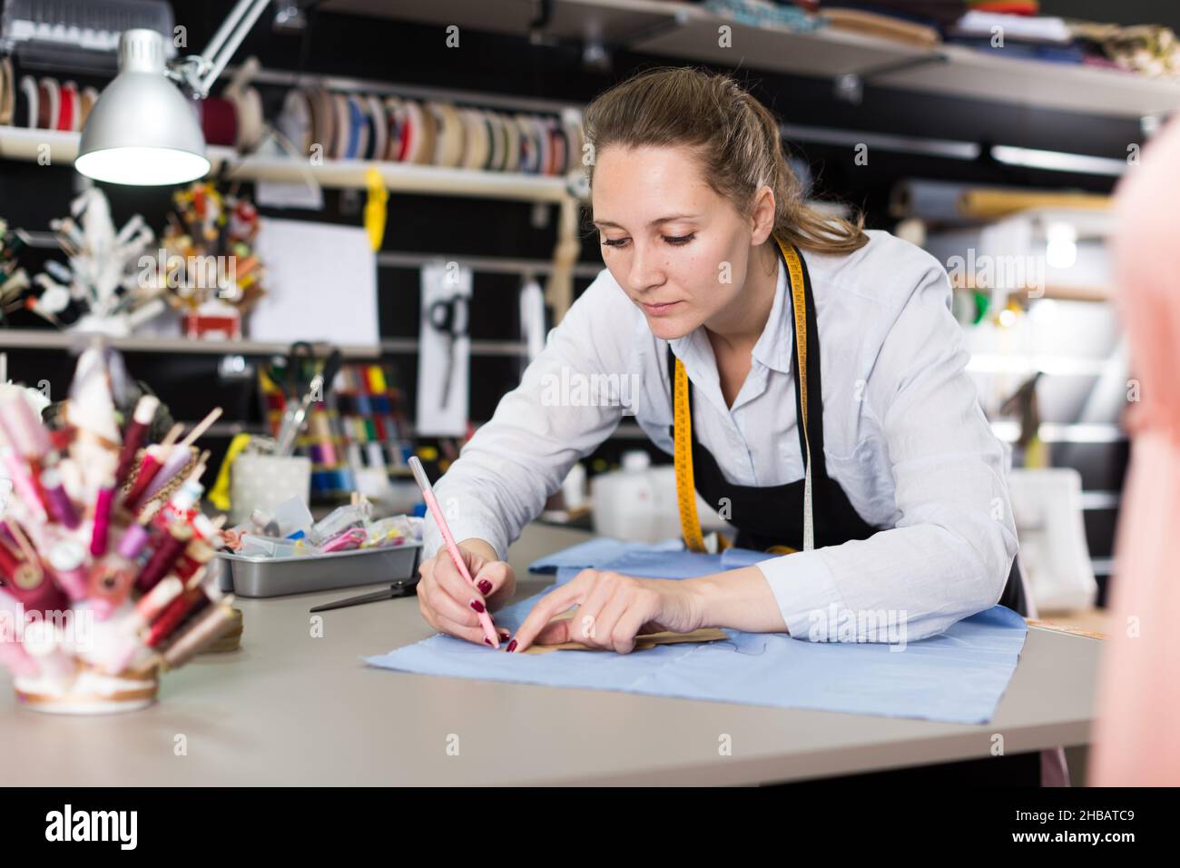 Tailor modeling hi-res stock photography and images - Alamy