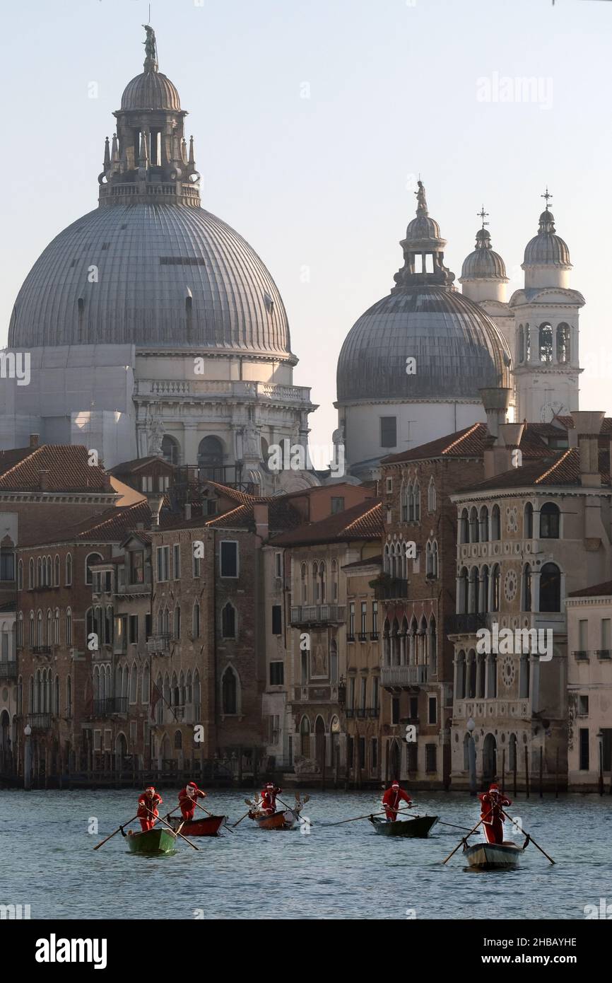 People dressed as Santa Claus row during a Christmas regatta in Venice, Italy December 17, 2017.(MvS) Stock Photo