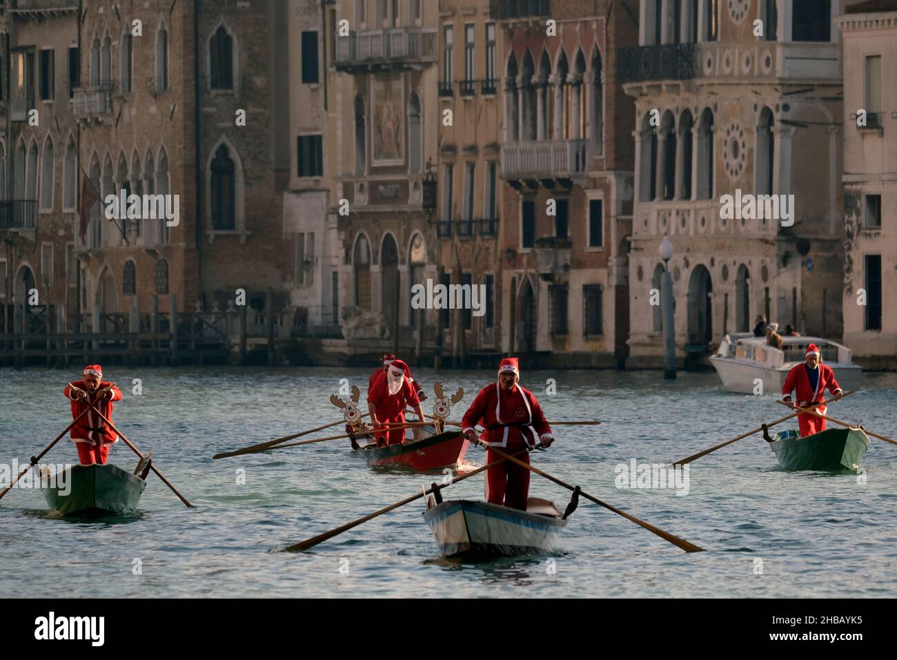 People dressed as Santa Claus row during a Christmas regatta in Venice, Italy December 17, 2017.(MvS) Stock Photo