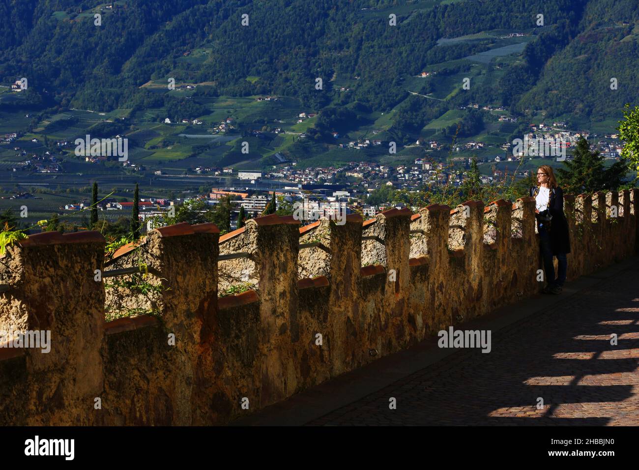 Festungsmauer, Meran, die Gärten von Schloss Trauttmansdorff  beeindruckende Perspektiven, exotische Gartenlandschaften, Südtirol, Dolomiten, Italien Stock Photo