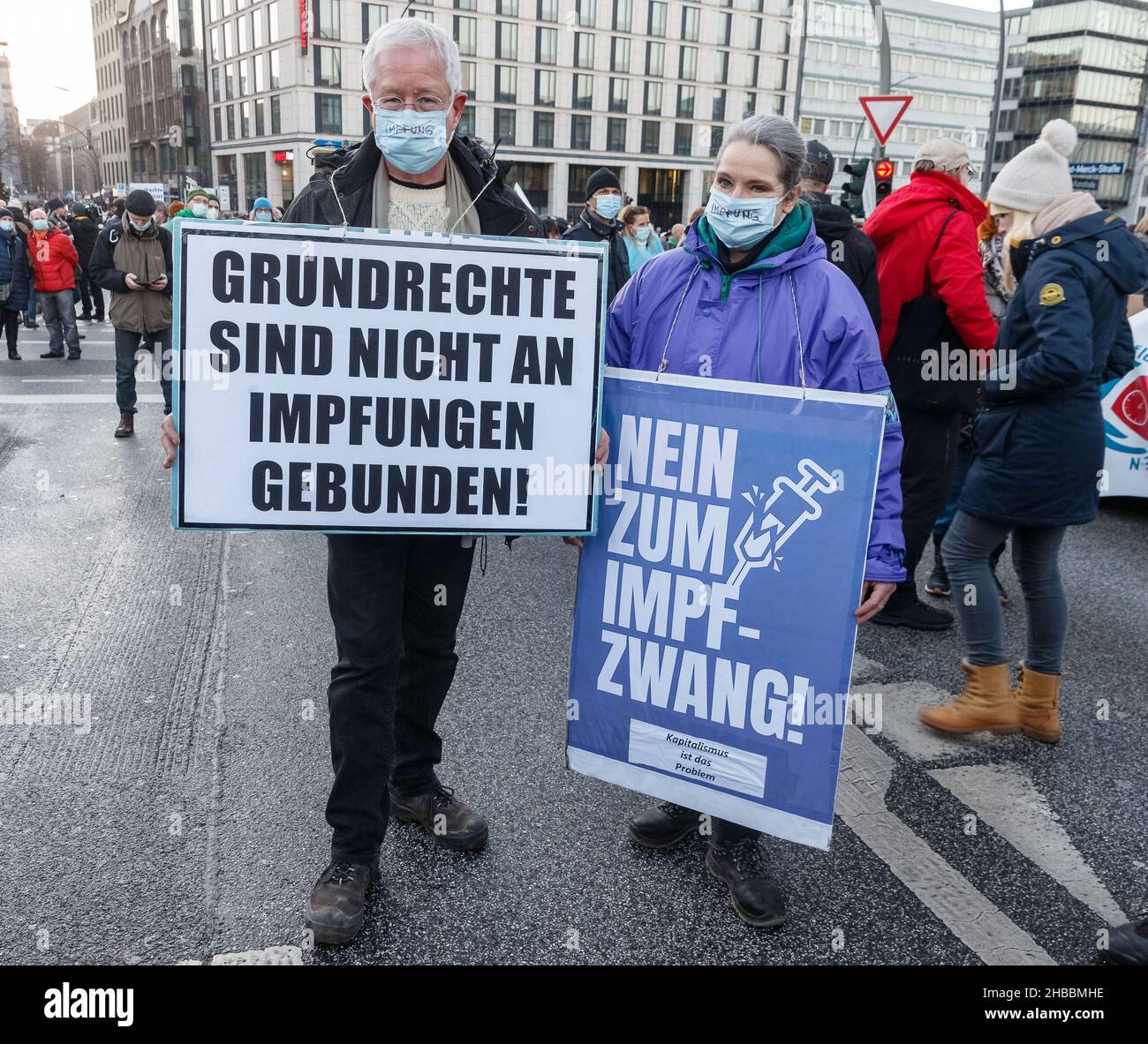 Hamburg, Germany. 18th Dec, 2021. Participants of a demonstration against the Corona measures hold signs with the inscriptions 'Grundrechte simd nicht an Impfungen gebunden' and 'Nein zum Impfzwang'. Since this week, mouth-nose protection must be worn at demonstrations in Hamburg. Credit: Markus Scholz/dpa/Alamy Live News Stock Photo