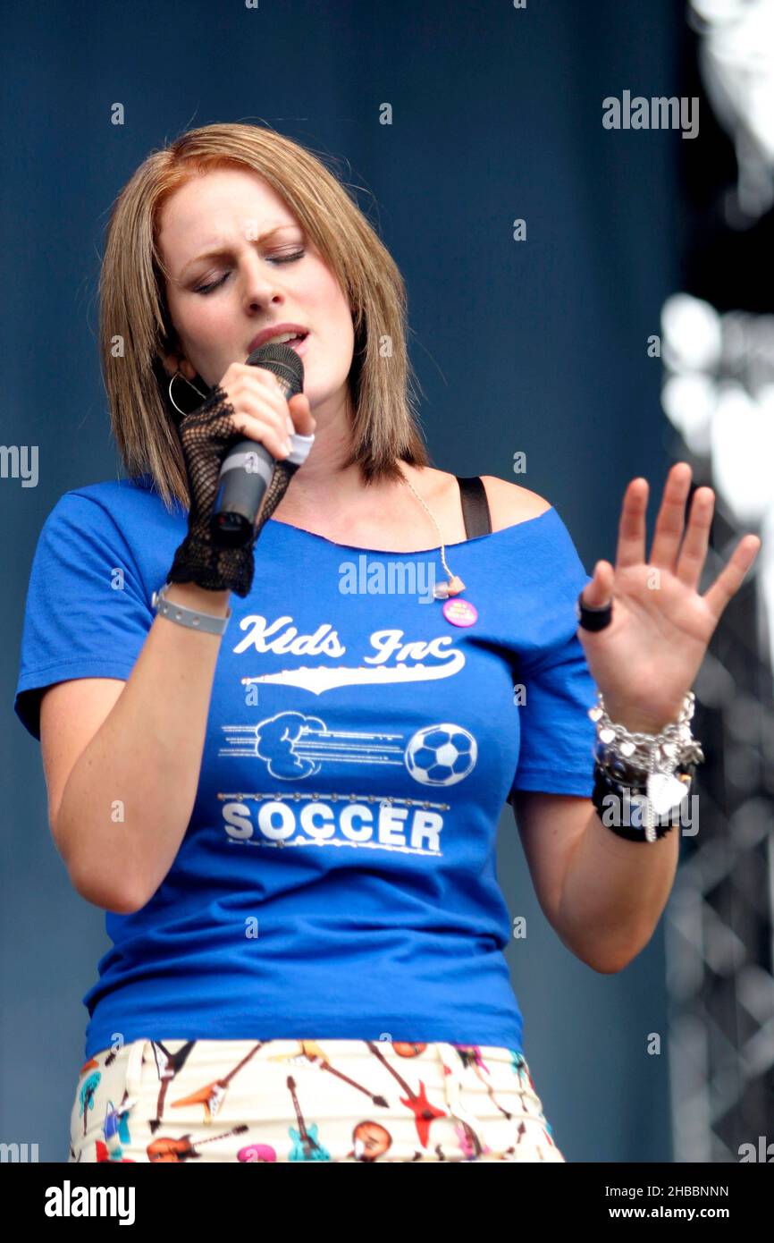 Alexis Strum on stage at the BRMB Party in the Park, Birmingham, UK. 5th July 2003. Stock Photo