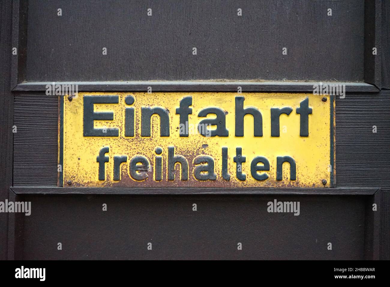 Sign for Keeping the entrance free in German Stock Photo - Alamy