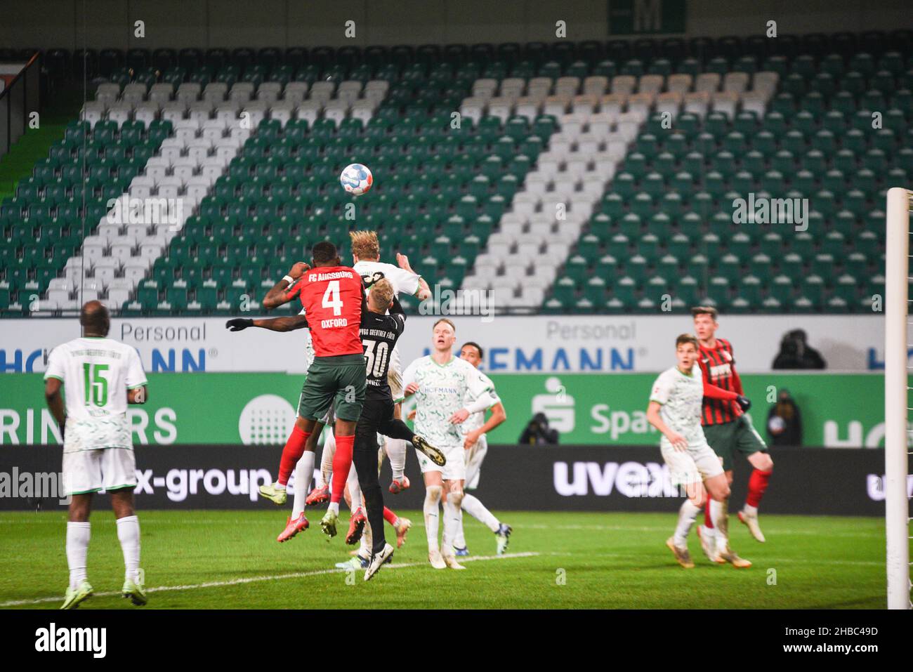 Germany ,Fuerth, Sportpark Ronhof Thomas Sommer - 18 Dec 2021 - Fussball, 1.Bundesliga - SpVgg Greuther Fuerth vs. FC Augsburg  Image: (fLTR) Reece Oxford (FC Augsburg, 4), /g307, Sebastian Griesbeck (SpVgg Greuther Fürth,22)  DFL regulations prohibit any use of photographs as image sequences and or quasi-video Credit: Ryan Evans/Alamy Live News Stock Photo