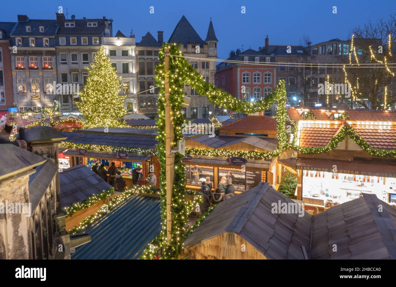Aachen -Der Aachener Weihnachtsmarkt lockt jährlich Hunderttausende Besucher auf die Plätze und in die Gassen rund um den Aachener Dom und das Rathaus Stock Photo