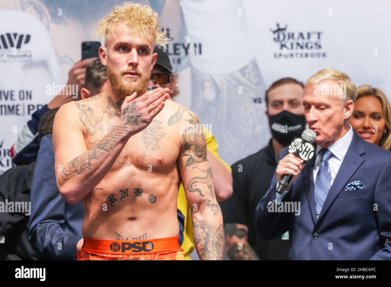 Tampa, Florida, USA. 17th Dec 2021. TAMPA, FL - DECEMBER 17: Jake Paul jumps on the scale on stage at Seminole Hard Rock Tampa for Jake Paul vs. Tyron Woodley 2 - Media Week on December 17, 2021 in Tampa, Florida, United States. (Photo by Louis Grasse/PxImages) Credit: Px Images/Alamy Live News Stock Photo