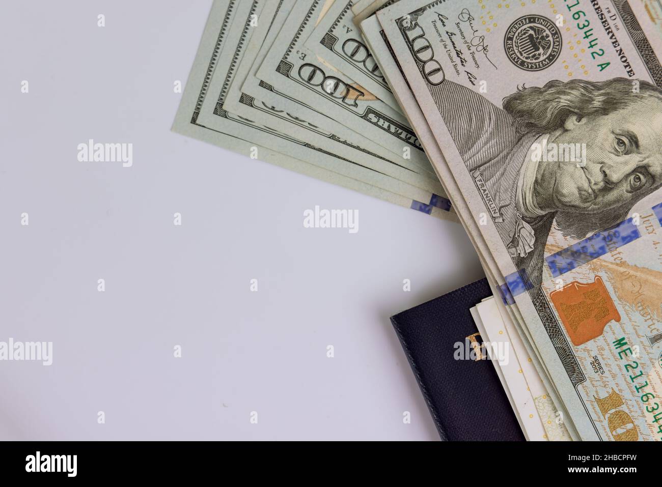 One hundred dollar bills of US money banknotes Stock Photo - Alamy