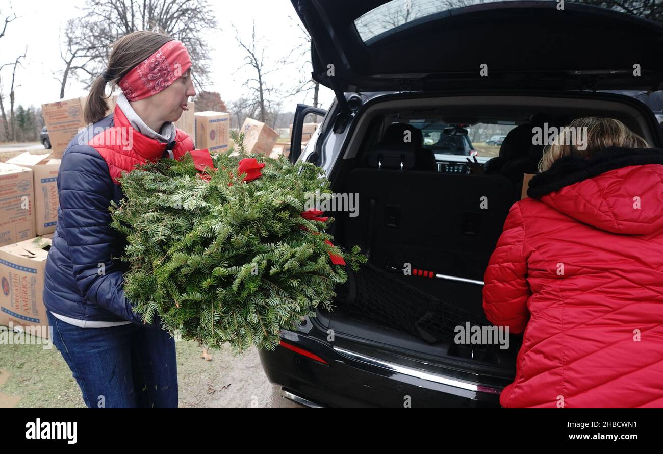 St. Louis, United States. 18th Dec, 2021. Volunteers load cars with