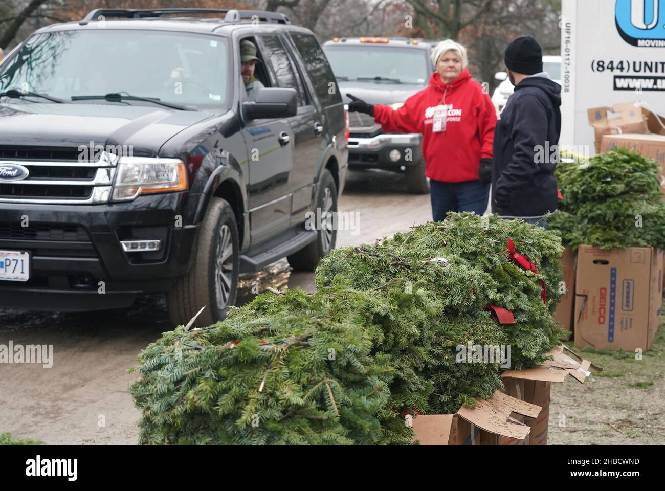 St. Louis, United States. 18th Dec, 2021. Cars line up for wreaths that