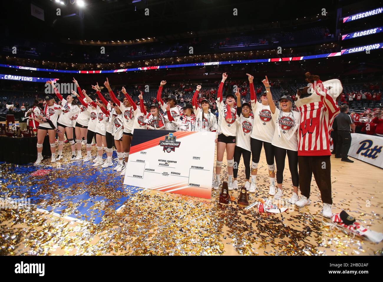 columbus-oh-usa-18th-dec-2021-columbus-oh-20211218-wisconsin-players-celebrate-winning-the-title-over-nebraska-in-5-sets-in-the-division-1-ncaa-womens-volleyball-championship-played-at-nationwide-arena-in-columbus-oh-photo-by-wally-nellvolleyball-magazine-credit-image-wally-nellzuma-press-wire-credit-zuma-press-incalamy-live-news-2HBD2AF.jpg