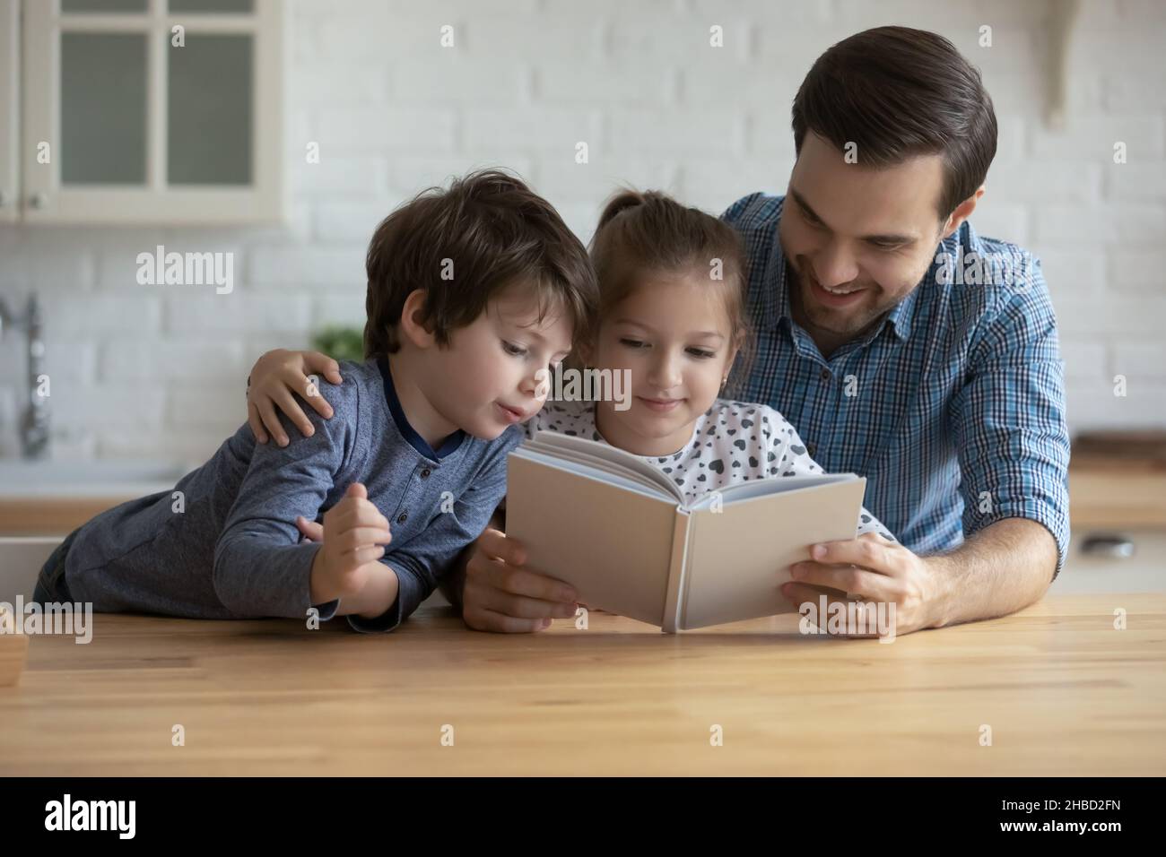Kids reading book hi-res stock photography and images - Alamy