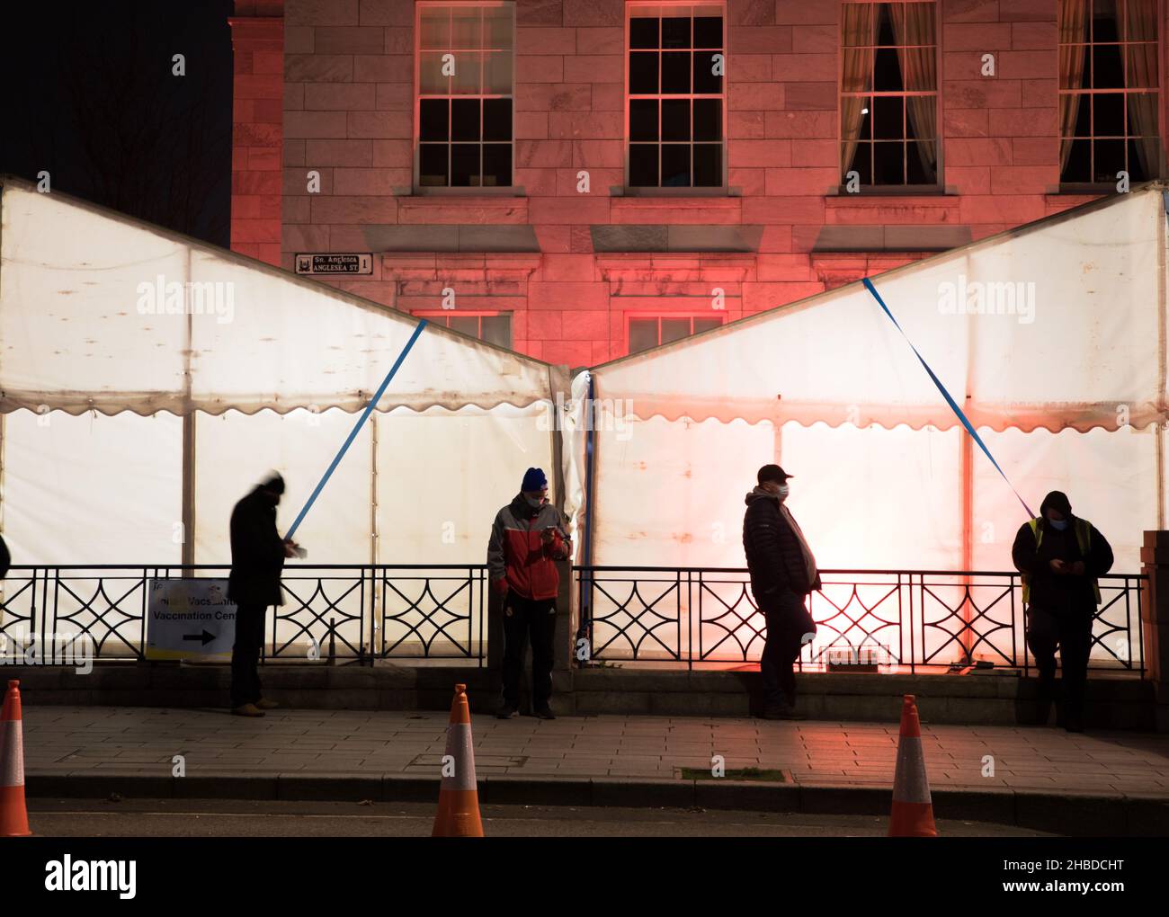 Cork, Ireland. 19th December, 2021. On the first day where over forties could get their booster shots Queues formed at about 6.00am on Anglesea Street, two hours before jabs were due to begin at the City Hall, Cork, Ireland. - Credit; David Creedon / Alamy Live News Stock Photo